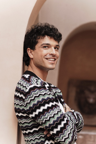 Sant’Elpidio a Mare - Leo Gassmann incontra gli studenti e firma anche una giustificazione per la prof